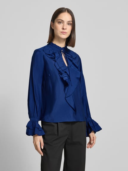 Frauenmodel trägt Bluse mit Volants und Bindung von monari in Blau, Lyocell-Mix mit Rüschenkragen, Volants, Regular Fit, Ganzkörperansicht von vorne.