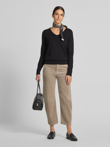 Vrouwenmodel draagt corduroy broek met Franse steekzakken van Christian Berg Woman uit katoenmix met stretch, barrel fit, beige kleur, knoop- en ritssluiting, Achterzakken, Bandwijdte maat 36: 40 cm, Binnenbeenlengte maat 36: 64 cm, Ganzichaamsvooraanzicht.