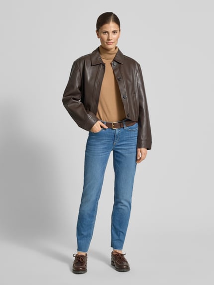 Vrouwenmodel draagt Jeans in verkorte pasvorm van Cambio in blauw, katoenmix met stretch, slim fit, 5-pocketmodel, knoop- en ritssluiting, bandwijdte maat 36: 38 cm, binnenbeenlengte maat 36: 73 cm, geheellichaamsaanzicht van voren.