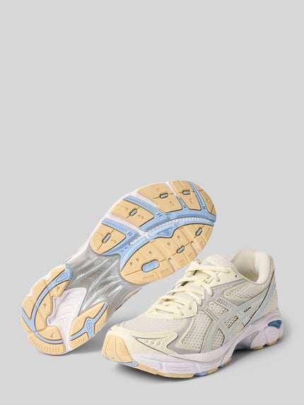 Produktfoto, Sneaker mit Label-Detail von ASICS TIGER in Creme, Blau und Beige, Material-Mix mit strukturierter Sohle, abgerundete Passform, Schnürverschluss, Absatzhöhe 4 cm, Schafthöhe 8 cm, Schaftweite 8 cm.