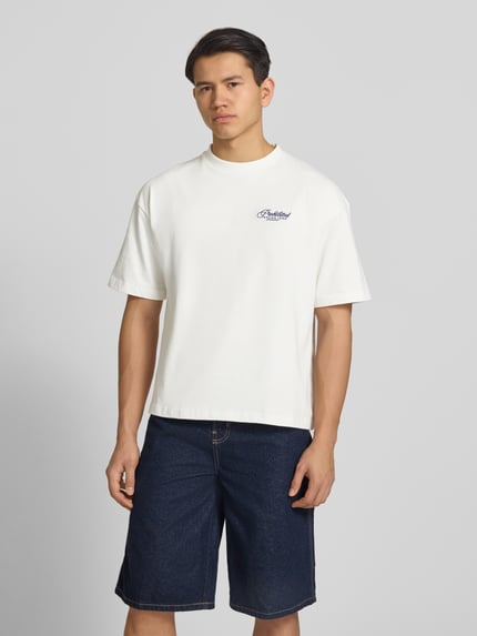 PROHIBITED T-Shirt mit rückseitigem Motiv-Print Modell 'Grand Prix' Offwhite 4