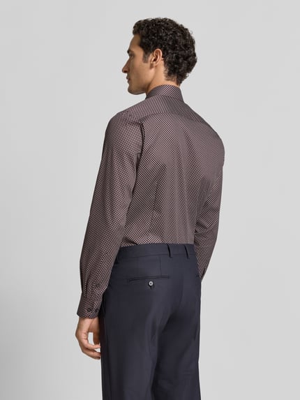 Männermodel trägt Body Fit Businesshemd aus Baumwoll-Mix von OLYMP in dunklen Farben mit feinem Muster, Ganzkörperansicht Rückansicht, Herren Businesshemd von OLYMP Level 5.