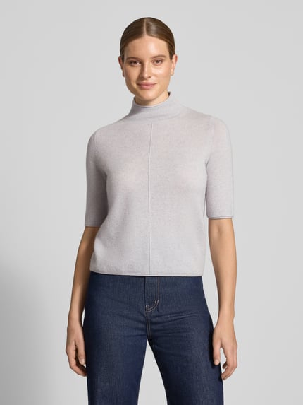 Frauenmodel trägt Strickpullover aus Kaschmir mit 1/2-Arm von Christian Berg Woman, hellgrau, Stehkragen, Regular Fit, Ganzkörperansicht von vorne.