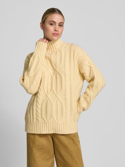 Style Icon Collection Oversized Wollpullover mit Zopfstrickmuster und geripptem Stehkragen - curated by Maja Weyhe Pastellgelb 4