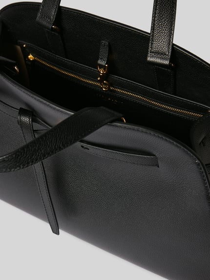 Produktfoto, schwarze Crossbody Bag mit Karabinerverschluss von Tory Burch, goldener Reißverschluss, strukturierte Lederoptik, Innenfach