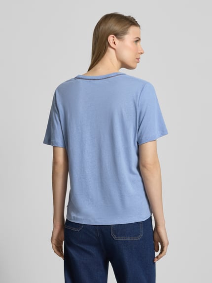 Modelka nosi Relaxed Fit T-Shirt aus Leinen-Mix mit V-Ausschnitt von Scotch & Soda, damski t-shirt z mieszanki lnu, perforowanie, długość tyłu w rozmiarze S: 60 cm, widok całej sylwetki z tyłu
