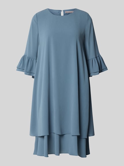 Produktfoto, Relaxed Fit Kleid in Knielänge von Christian Berg Cocktail in hellblau mit Rüschenbesatz, Rundhalsausschnitt, Halbarm, feine Struktur, Rückenlänge 95 cm, Brustweite 49 cm, Ärmellänge 43 cm bei Größe 36