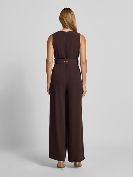 Vrouwenmodel draagt Jumpsuit met Stoffen riem van Rinascimento in donkerbruin, Materiaalmix met stretch, getailleerde pasvorm, mouwloos design, rugritssluiting, Ganzkörperansicht Rückansicht.
