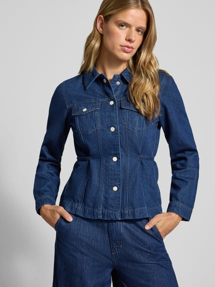 Frauenmodel trägt Flared Fit Jeansbluse aus Baumwoll-Lyocell-Mix von Marc O'Polo DENIM in dunklem Blau, Nahaufnahme Oberkörper.