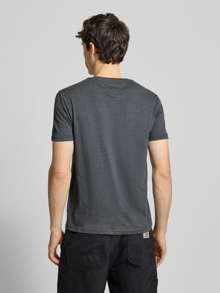 Mannelijk model draagt Regular Fit T-Shirt aus Baumwoll-Mix van Tommy Jeans, effen grijs, korte mouwen, jersey, logo gestikt, achteraanzicht whole body.