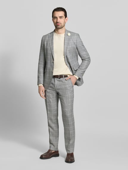 Männermodel trägt Slim Fit Anzug mit 2-Knopf-Sakko Modell 'Paul/Paco' von CG - Club of Gents, grau kariert, Ganzkörperansicht von vorne.