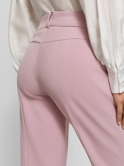 Frauenmodel trägt Regular Fit Schmale Hose mit Viskose-Baumwoll-Anteil Modell 'FARAH' von CAMBIO in zartem Rosa, Detailaufnahme, Damen Schmale Hose von CAMBIO.