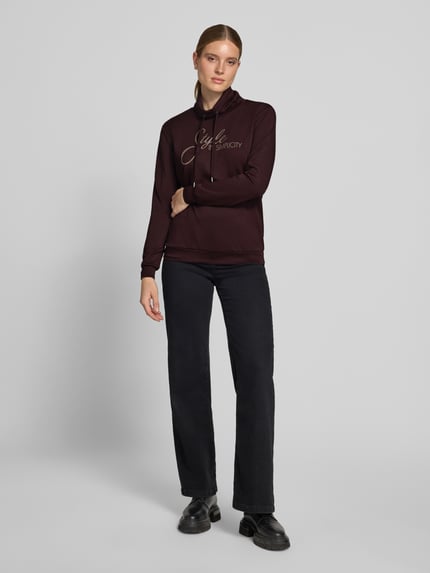 Frauenmodel trägt dunkelbraunes Regular Fit Sweatshirt aus reiner Modal-Mix Modell 'BANU' von Soyaconcept, schwarze Hose, Ganzkörperansicht von vorne, Damen Sweatshirt von Soyaconcept.
