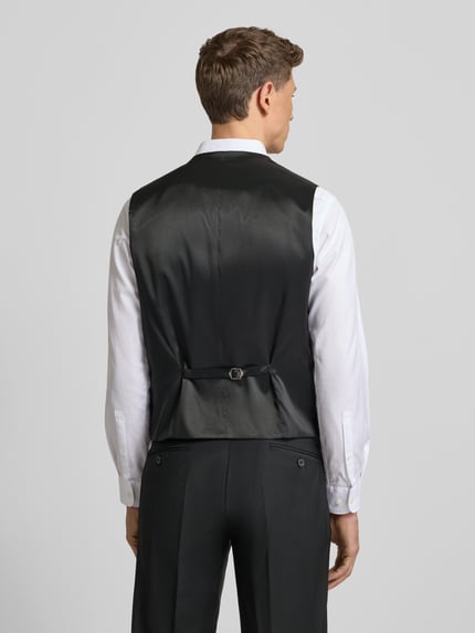 Männermodel trägt Weste mit V-Ausschnitt von bugatti in Schwarz, Material-Mix mit Schurwoll-Anteil, Rückenansicht, Ganzkörperansicht Rückansicht.