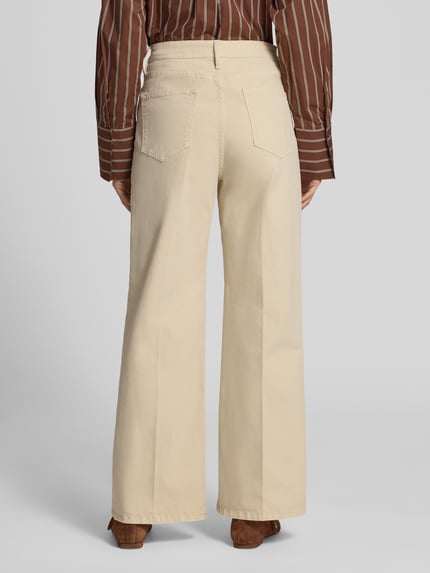 Frauenmodel trägt Wide Leg Jeans aus Baumwoll-Mix von s.Oliver RED LABEL, efekt: jednolity kolor, krój wide fit, wysoki stan, szlufki na pasek, zapięcie na guzik i zamek błyskawiczny, 5 kieszeni, wykończenie materiału: mieszanka bawełny, kolor beżowy, tkanina stylizowana na denim, Ganzkörperansicht Rückansicht.