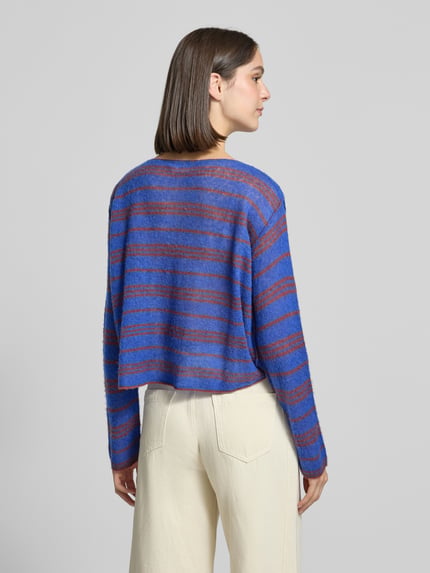 Frauenmodel trägt Relaxed Fit Strickpullover aus Lyocell-Mix Modell 'BODYROW' von American Vintage, blau-braune Streifen, strukturierte Optik, U-Boot-Ausschnitt, langärmlig, Ganzkörperansicht Rückansicht, Damen Strickpullover, KI-modifiziertes Bild.