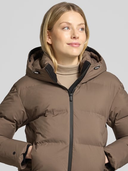 Frauenmodel trägt Pufferjacke Modell 'VEGAS' mit Kapuze von KHUJO, unifarben, strukturierte Webware mit Steppeinsatz, Nahaufnahme Oberkörper.