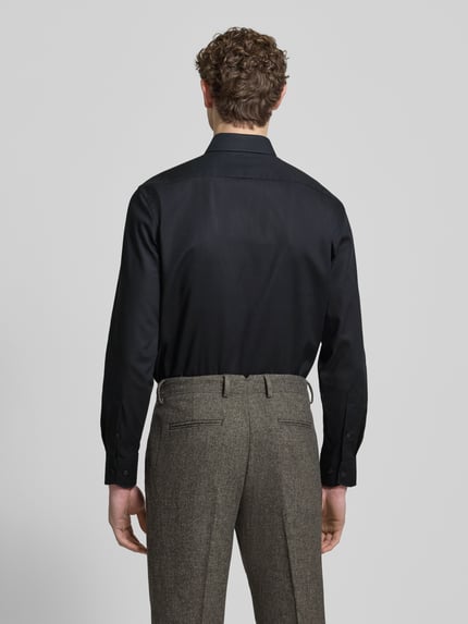 Männermodel trägt Regular Fit Freizeithemd mit Logo-Stitching Modell 'New' von OLYMP in Schwarz, Reine Baumwolle, Rückenansicht.