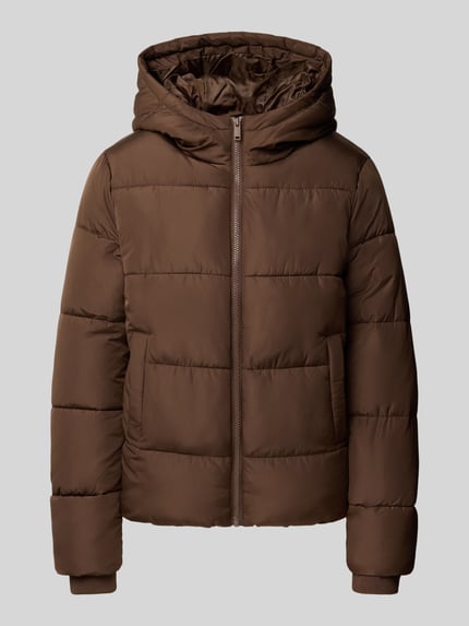 Produktfoto, Steppjacke mit Kapuze von PIECES in Braun, unifarben, cropped Länge, Steppmuster, Kapuze, seitliche Taschen, Reißverschluss, Webware mit Steppeinsatz
