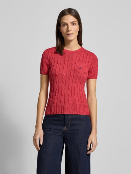 Frauenmodel trägt Slim Fit T-Shirt in Strick-Optik von Polo Ralph Lauren in Rot, reine Baumwolle, Brusttasche mit Logo-Stitching, Rundhalsausschnitt, elastische Abschlüsse, Rückenlänge 55 cm, Ärmellänge 20 cm, Ganzkörperansicht von vorne.
