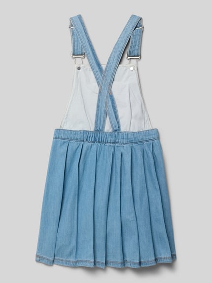 Mädchen trägt Ausgestelltes Jeanskleid aus reiner Baumwolle von s.Oliver RED LABEL, hellblauer Denim, Rückseite mit tiefem Rückenausschnitt, Ganzkörperansicht Rückansicht.