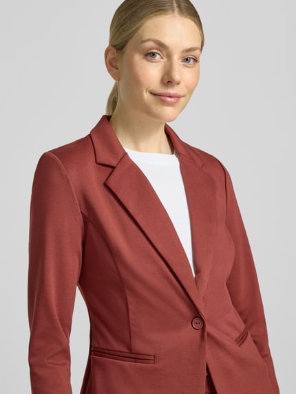 Vrouwenmodel draagt ICHI Slim Fit blazer met Reverskraag, paspelzakken, knoopsluiting, Materiaalmix met viscose, Model 'KATE', Nahaufnahme Oberkörper