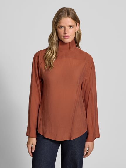 Vrouwenmodel draagt Regular Fit Blouse met opstaande kraag model 'ESMEE' van Topshop, lyocellmix, roestbruin, lange mouwen, voorkant, Ganzkörperansicht von vorne. Ruglengte bij maat 36: 65 cm, mouwlengte: 60 cm.