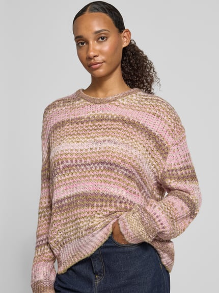 Frauenmodel trägt Strickpullover mit Rundhalsausschnitt Modell 'SIMONE' von JJXX, Grobstrick in Rosa-Beige, Loose Fit, Nahaufnahme Oberkörper.