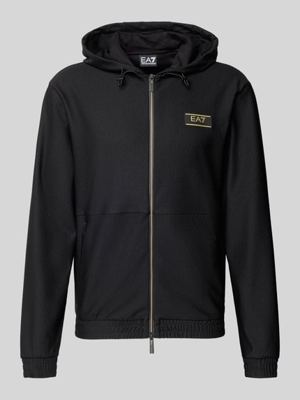 Produktfoto, Regular Fit Sweatjacke mit Logo-Patch od EA7 Emporio Armani, czarny strukturalny materiał, kaptur, dwukierunkowy zamek, kieszenie, krój regular fit