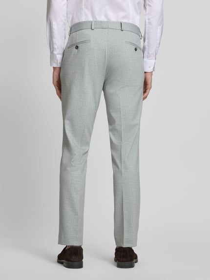 Männermodel trägt Slim Fit Stoffhose mit Viskose-Anteil Modell 'Paco' von CG - Club of Gents in Hellgrau, Bügelfalten, Gesäßtaschen, Ganzkörperansicht Rückansicht. Elastischer-Material-Mix, Knopf- und Reißverschluss, Bundweite 45 cm, Innenbeinlänge 80 cm, Größe 50.