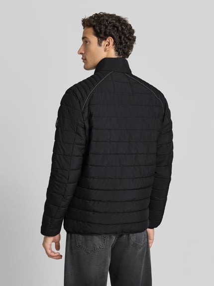 Männermodel trägt schwarze Steppjacke mit Stehkragen und Reißverschlusstaschen von LERROS, Regular Fit, Rückenansicht, Ganzkörperansicht Rückansicht.
