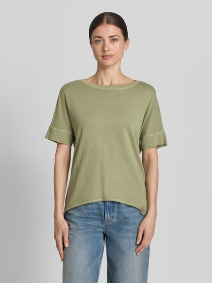 Frauenmodel trägt Relaxed Fit T-Shirt aus reiner Baumwolle von s.Oliver RED LABEL, Optik: Unifarben, Rundhals, Kurzarm, Rollsaum, Logo-Applikation, Ganzkörperansicht von vorne.