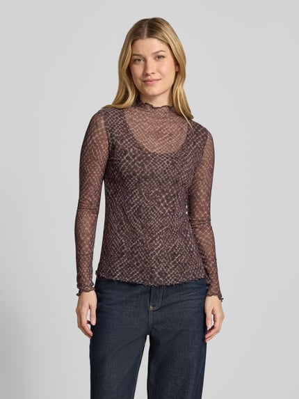 Frauenmodel trägt semitransparentes Longsleeve mit Stehkragen von zero, schmale Passform, dezent gemustert, Ganzkörperansicht von vorne.