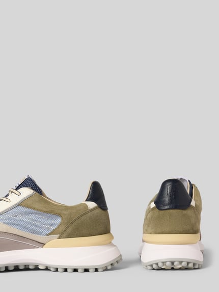 Productfoto, Sneaker met label-details model 'Noppi' van Floris Van Bommel, afgeronde vorm, profielzool, olijfgroen en blauw, 3 cm hak, 10 cm schachthoogte, 6 cm schachtwijdte, textuur van leer en suède