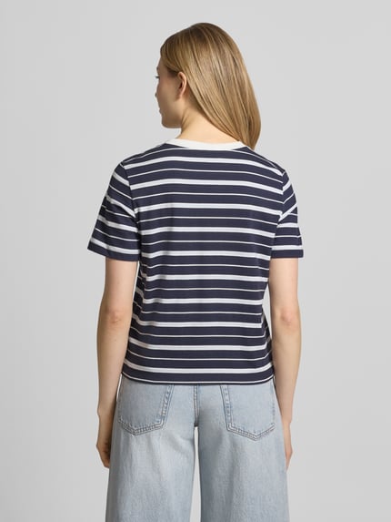 Vrouwenmodel draagt Regular Fit T-shirt uit puur katoen van s.Oliver RED LABEL met all-over motief, korte mouw, ronde hals, jerseylook, labelpatch, achteraanzicht, geheel lichaam.