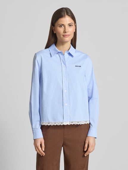 Frauenmodel trägt Regular Fit Bluse mit Label-Stitching und Spitze von Oui, hellblau, Baumwoll-Mix, Knopfleiste, Nahaufnahme Oberkörper.