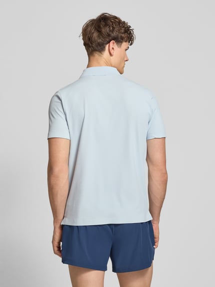 Männermodel trägt Slim Fit Poloshirt mit Logo Modell 'EDMOND' von Ellesse aus Material-Mix mit Stretch-Anteil, Rückansicht, Ganzkörperansicht.