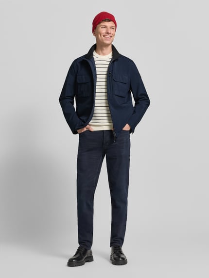 Mannenmodel draagt Jacke mit Stehkragen van NAUTGÅRD, regular fit, opstaande kraag, ritssluiting, steekzakken, borstzak, ganzkörperaanzicht van voren.