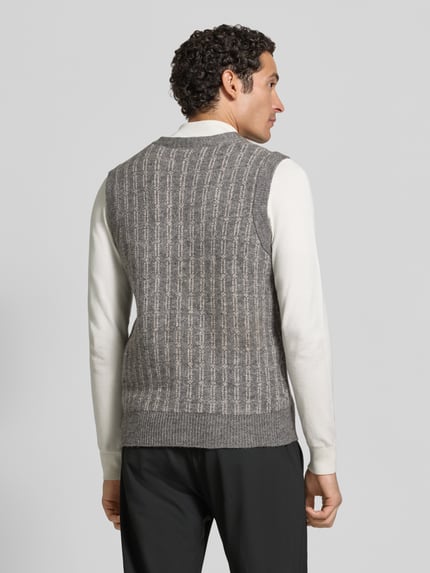 Männermodel trägt Strickweste mit V-Ausschnitt und Knopfleiste von Lindbergh, grauer Material-Mix, Rückansicht, Ganzkörperansicht Rückansicht. Regular Fit, Baumwoll-Anteil, Rückenlänge 64 cm, Schulterbreite 43 cm, Brustweite 50 cm.