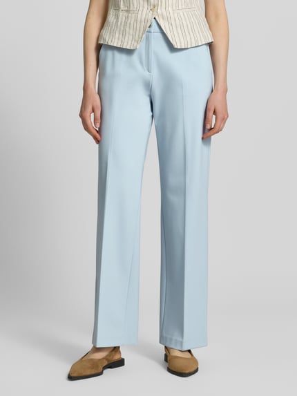 Vrouwenmodel draagt Wide Leg Hose aus Viskose-Mix van Brax in effen kleuren met riemlussen, steekzakken, paspelzak, knoop- en ritssluiting, viscosemix. Close-up van de voorkant.