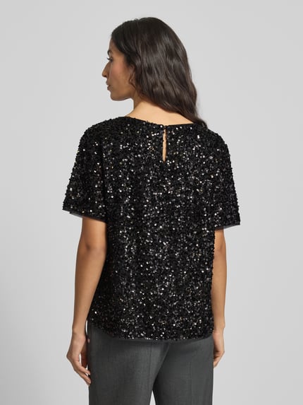 Vrouwenmodel draagt Blusenshirt met Pailletten van Comma in zwart, Chiffon, regular fit, ronde hals, knoopsluiting, ruglengte 60 cm, mouwlengte 24 cm, detailopname rugaanzicht.