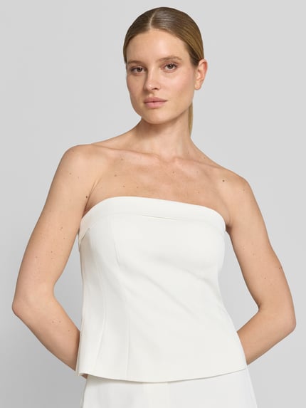 Modelka kobieca nosi Bandeau-Top mit Umschlag od Jake*s Cocktail w kolorze ecru, materiał z domieszką stretchu, dopasowany krój, zbliżenie na górną część ciała