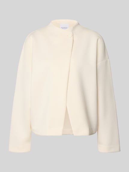 Produktfoto, Jacke Viskose-Mix mit Knopfverschluss von Rich & Royal in Creme, Relaxed-Fit, Stehkragen, weiche Textur, glatte Oberfläche. Kontext: Damen Jacke, Rückenlänge 59 cm, Schulterbreite 55 cm, Brustweite 51 cm, Ärmellänge 62 cm, Größe S.