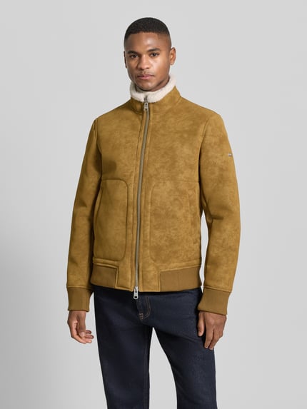 Männermodel trägt Jacke mit Stehkragen Modell 'TERRY' von Cinque aus Material-Mix in Camel mit Reißverschluss, Eingrifftaschen, Regular-Fit, gerippte Abschlüsse, Rückenlänge 66 cm, Schulterbreite 46 cm, Ärmellänge 68 cm, Ganzkörperansicht von vorne.