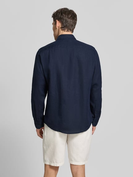 Männermodel trägt Regular Fit Business-Hemd aus Leinen mit Kentkragen von SEIDENSTICKER in Dunkelblau, Rückenansicht, Ganzkörperansicht Rückansicht. Regular Fit, reine Leinen, Knopfleiste, Rückenlänge 79 cm, Schulterbreite 46 cm, Ärmellänge 67 cm.