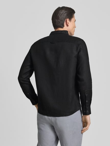 Männermodel trägt Regular Fit Freizeithemd aus reinem Leinen von s.Oliver RED LABEL, Optik: Unifarben, Ganzkörperansicht Rückansicht.