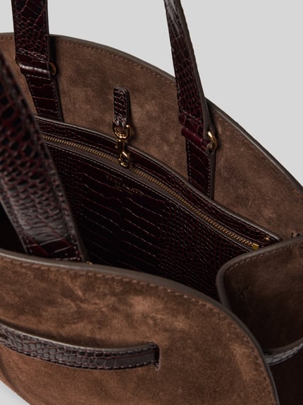 Produktfoto, Crossbody Bag aus echtem Leder von Tory Burch in Dunkelbraun, wildlederartige und genarbte Textur, Innenfach mit Karabinerverschluss und goldfarbenem Reißverschluss, kurze Tragehenkel, verstellbarer Schulterriemen, 33 x 26 x 14 cm