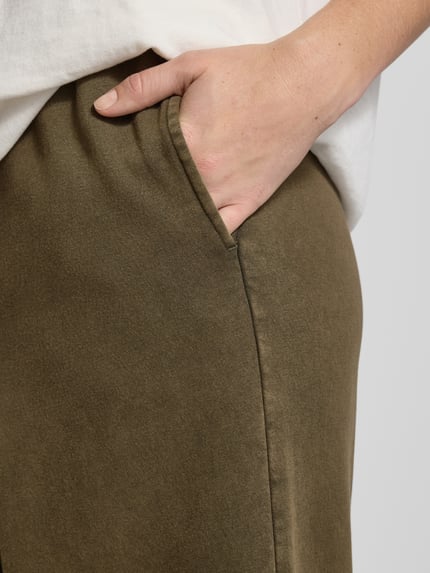 Vrouwenmodel draagt Sweatpants met elastische tailleband van GAP, katoenmix, losse pasvorm, Franse steekzak, detailopname heup.