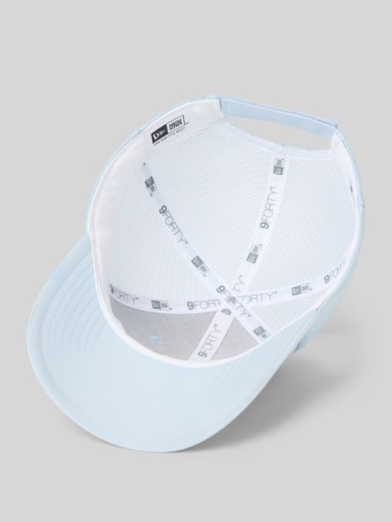 Productfoto, lichtblauwe trucker cap met labelstitching en versterkte klep, Model 'MIDI HOMEFIELD 940®' van New Era, Heren, in grootte verstelbaar