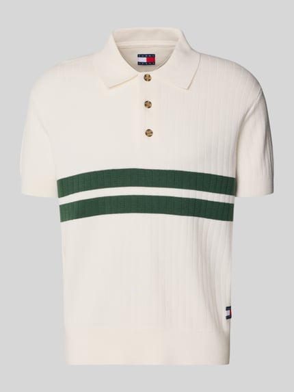 Produktfoto, Regular Fit Poloshirt aus reiner Baumwolle von Tommy Jeans in Creme mit grünen Streifen, Two Tone Optik, kurzer Strick, Polokragen, 2-Knopf-Verschluss, appliziertes Logo